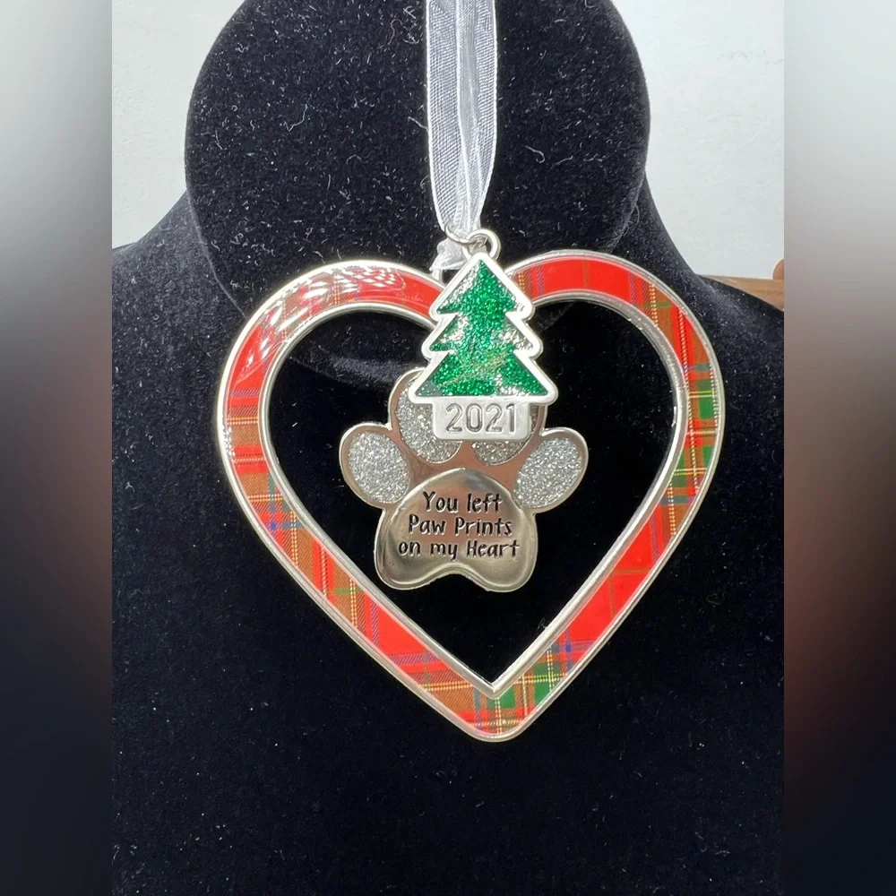 Paw Prints In Memory Heart Christmas Ornament (Date can be removed)